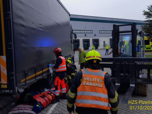 Muž utrpěl devastační zranění nohy, která se mu zaklínila pod kolem kamionu