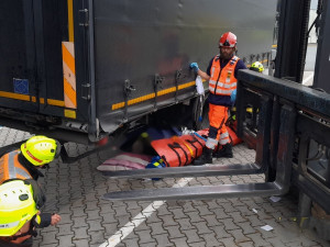 Muž utrpěl devastační zranění nohy. Zaklínila se mu pod kolem kamionu