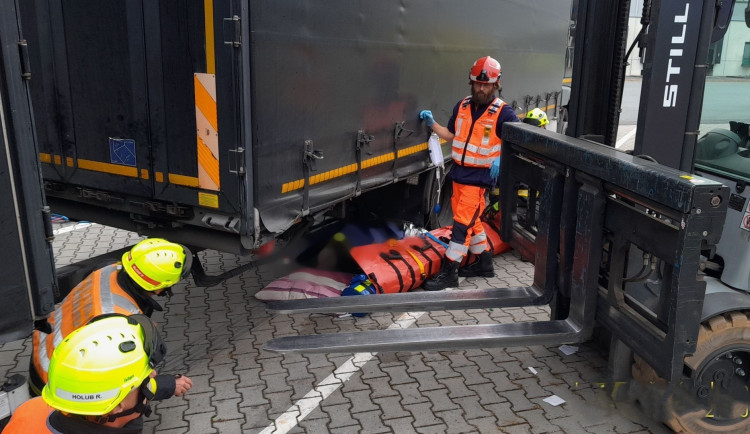 Muž utrpěl devastační zranění nohy, která se mu zaklínila pod kolem kamionu
