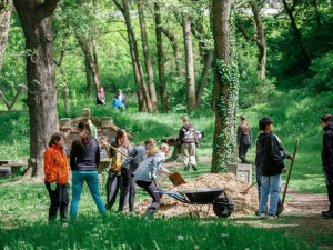 Parta školáků se už roky stará o parčík, kam chodí na procházky s rodiči