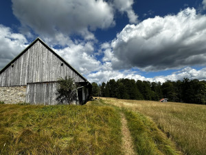 Za výhledy přes zaniklou šumavskou osadu Gsenget na úchvatný Scheuereckberg