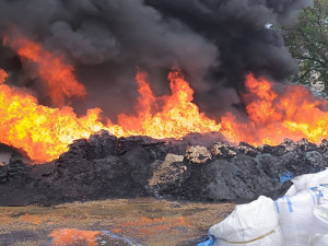 Hasiči kontrolovali skládky odpadu, kde dříve hořelo. Výsledky jsou alarmující