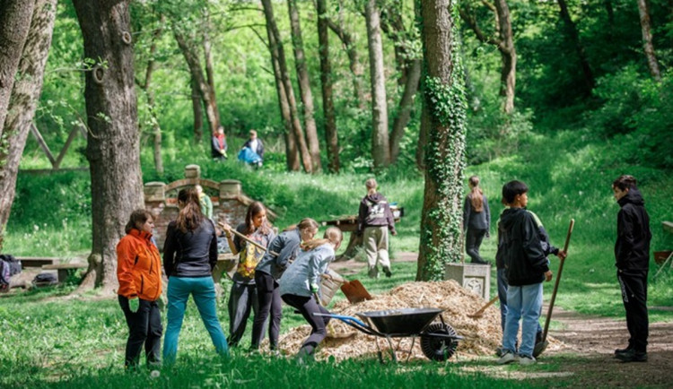 Parta školáků se už roky stará o parčík, kam chodí na procházky s rodiči