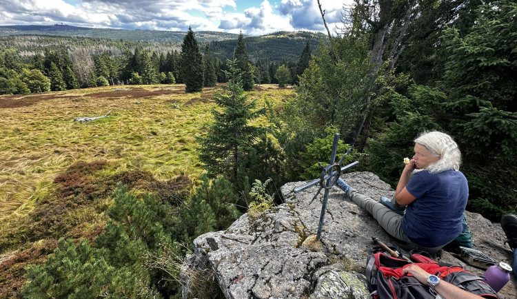 Z vrcholové skalky hory Scheuereckberg je parádní výhled