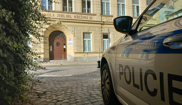 Anonym v jihlavské ZŠ hrozil už podruhé bombou. Žáci a učitelé museli z budovy