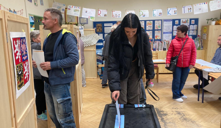 Volební místnosti se otevřely. Lidé začali vybírat nové poslance