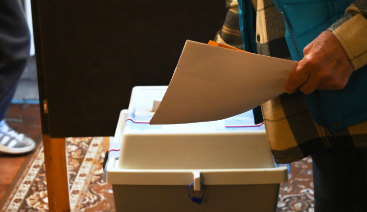 Volební místnosti se uzavřely. Začalo sčítání hlasů