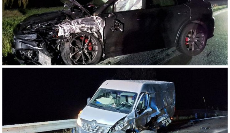 Na Havlíčkobrodsku boural řidič Porsche. Vznikla více než milionová škoda