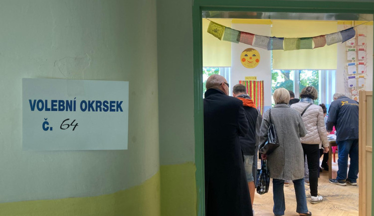 Volební místnosti se uzavřely. Začalo sčítání hlasů
