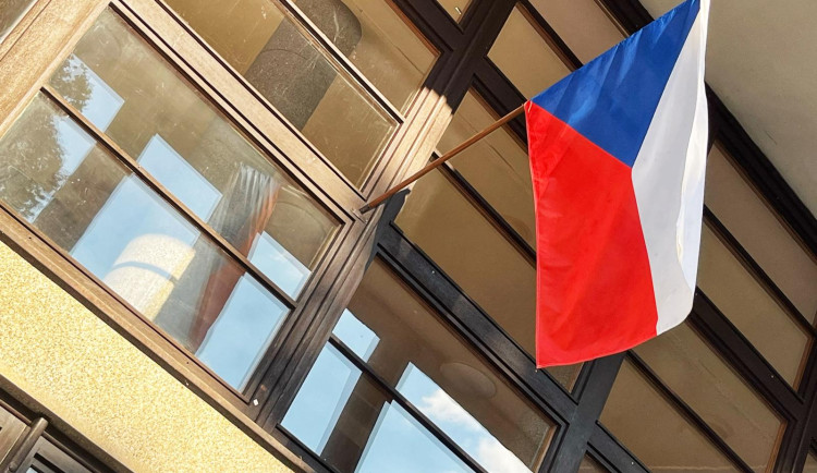 Volební místnosti se uzavřely. Začalo sčítání hlasů