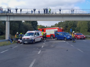 Při hromadné nehodě čtyř osobních automobilů se zranili čtyři lidé
