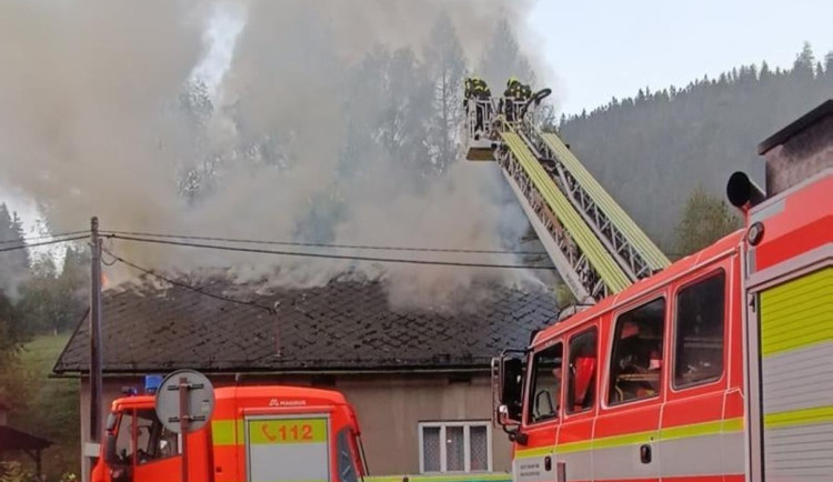 FOTO: Požár střechy domu na Frýdecko-Místecku zaměstnal tři jednotky hasičů