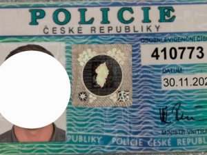 Muž vybral z účtu půl milionu podle rady falešného policisty. Peníze mu jel předat