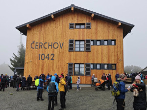 V dešti, vichru a mlze dorazilo 1500 lidí na otevření horské chaty na vrcholu Čerchova