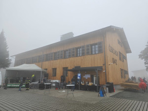 V dešti, vichru a mlze dorazilo 1500 lidí na otevření horské chaty na vrcholu Čerchova