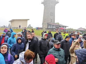 V dešti, vichru a mlze dorazilo 1500 lidí na otevření horské chaty na vrcholu Čerchova