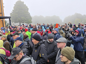 V dešti, vichru a mlze dorazilo 1500 lidí na otevření horské chaty na vrcholu Čerchova