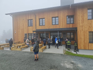 V dešti, vichru a mlze dorazilo 1500 lidí na otevření horské chaty na vrcholu Čerchova
