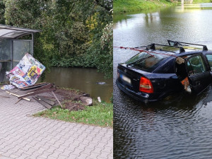 Auto se seniorem proletělo zastávkou, skočilo do rybníka a celé zmizelo pod vodou