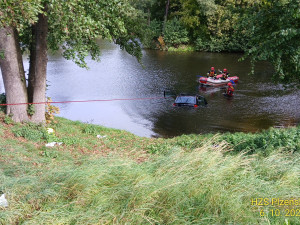 Auto se seniorem proletělo zastávkou, skočilo do rybníka a celé zmizelo pod vodou