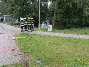 Auto se seniorem proletělo zastávkou, skočilo do rybníka a celé zmizelo pod vodou