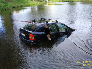 Auto se seniorem proletělo zastávkou, skočilo do rybníka a celé zmizelo pod vodou