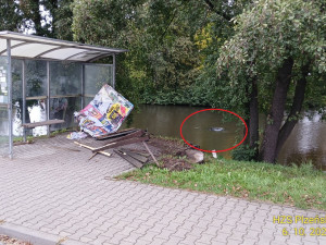 Auto se seniorem proletělo zastávkou, skočilo do rybníka a celé zmizelo pod vodou