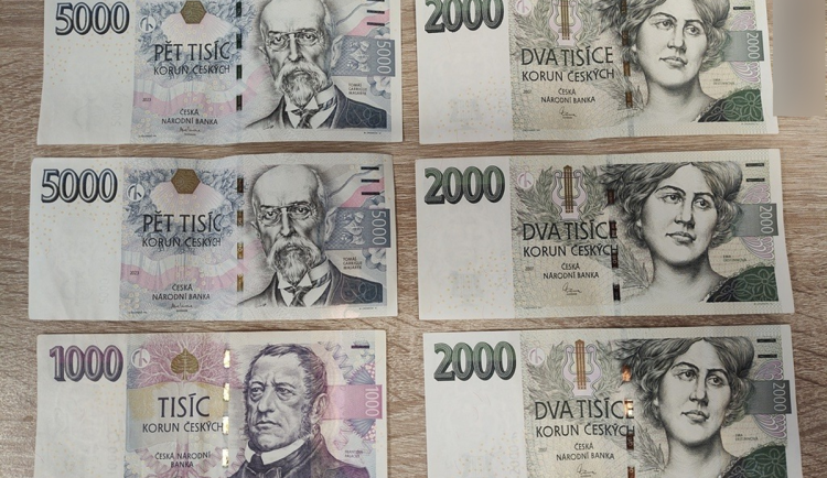 Na chodníku se povalovalo 17 tisíc v hotovosti, našla je mladá žena cestou do práce