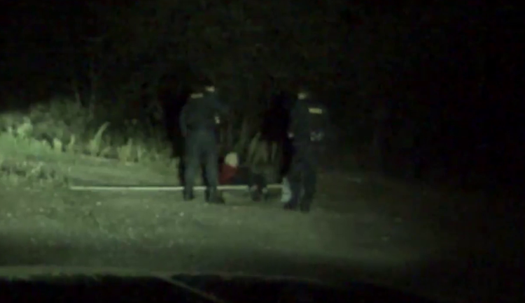 Seniorka se ztratila v polích na kraji Prahy, našli ji díky vrtulníku s termovizí