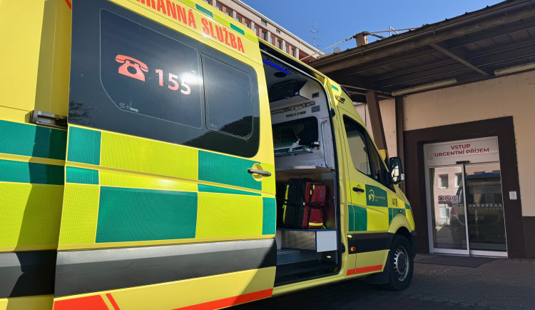 Muž v Ostravě spadl z výšky dvanácti metrů. Zasahovala i letecká záchranná služba