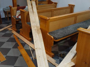 Zfetovaný muž se propadl střechou do kostela, předtím házel po lidech tašky