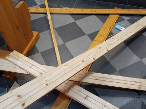 Zfetovaný muž se propadl střechou do kostela, předtím házel po lidech tašky