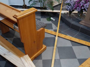Zfetovaný muž se propadl střechou do kostela, předtím házel po lidech tašky