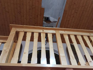 Zfetovaný muž se propadl střechou do kostela, předtím házel po lidech tašky