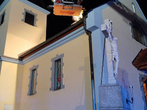 Zfetovaný muž se propadl střechou do kostela, předtím házel po lidech tašky