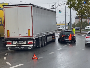První nehoda už se stala na přestavěné turbo okružní křižovatce u Makra