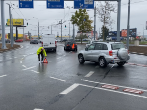 První nehoda už se stala na přestavěné turbo okružní křižovatce u Makra