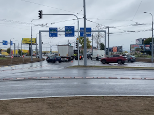 První nehoda už se stala na přestavěné turbo okružní křižovatce u Makra