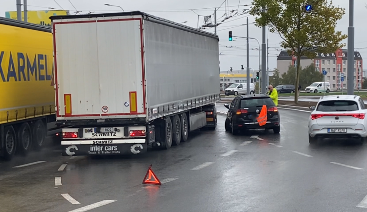 První nehoda už se stala na přestavěné turbo okružní křižovatce u Makra.