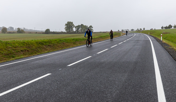 Jako první se po nové silnici mohli svézt cyklisté den před uvedením do ostrého provozu