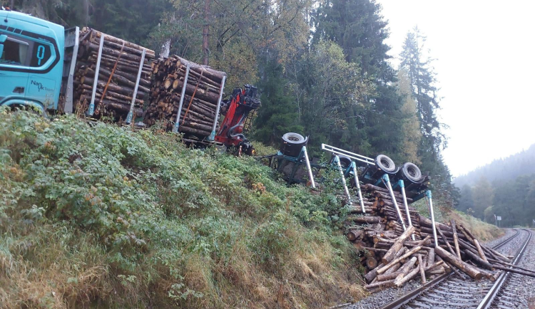 Přívěs nákladního automobilu s dřevem se převrátil mezi Kraslicemi a Rotavou