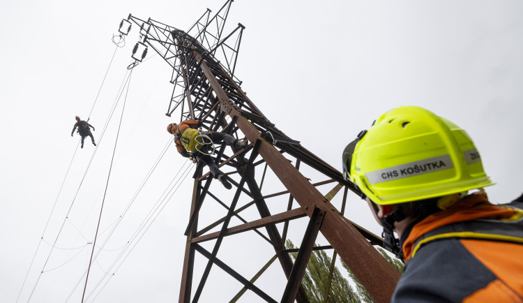 Energetici nacvičovali záchranu pracovníka nebo sebevraha z drátů vysokého napětí
