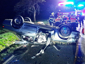 Děsivá nehoda, auto s opilým řidičem vyletělo ze silnice a narazilo do stromu