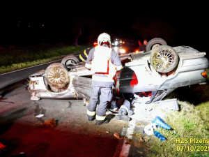 Auto vyletělo ze silnice, narazilo do stromu a převrátilo se. Řidič byl opilý