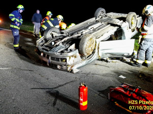 Auto vyletělo ze silnice, narazilo do stromu a převrátilo se. Řidič byl opilý