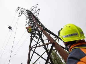 Záchranu montéra nebo sebevraha z drátů vysokého napětí nacvičovali energetici