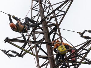 Energetici nacvičovali záchranu pracovníka nebo sebevraha v drátech vysokého napětí