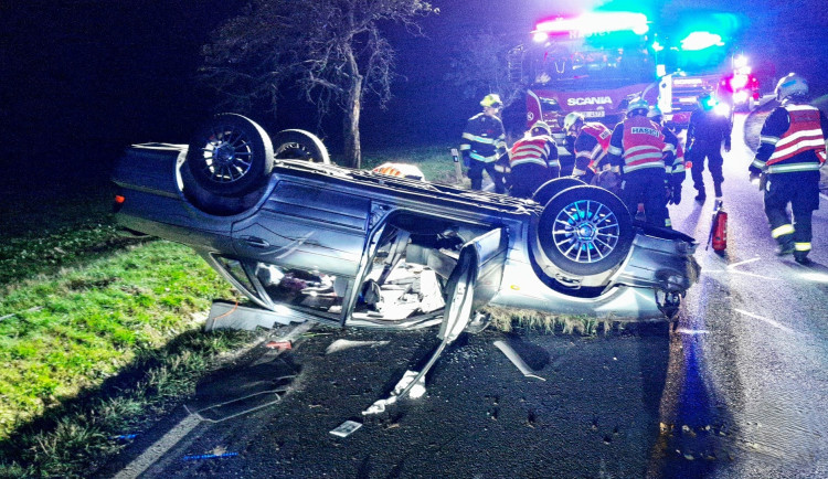 Auto vyletělo ze silnice narazilo do stromu a převrátilo se. Řidič byl opilý
