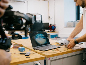Tým středoškoláků pracuje na unikátním projektu. S experty staví podvodní dron