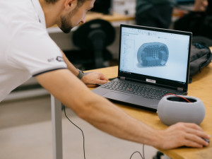 Tým středoškoláků pracuje na unikátním projektu. S experty staví podvodní dron